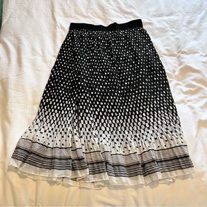 Skirt size M, black and white design of polka dots mixed. Flows pretty. EUC!